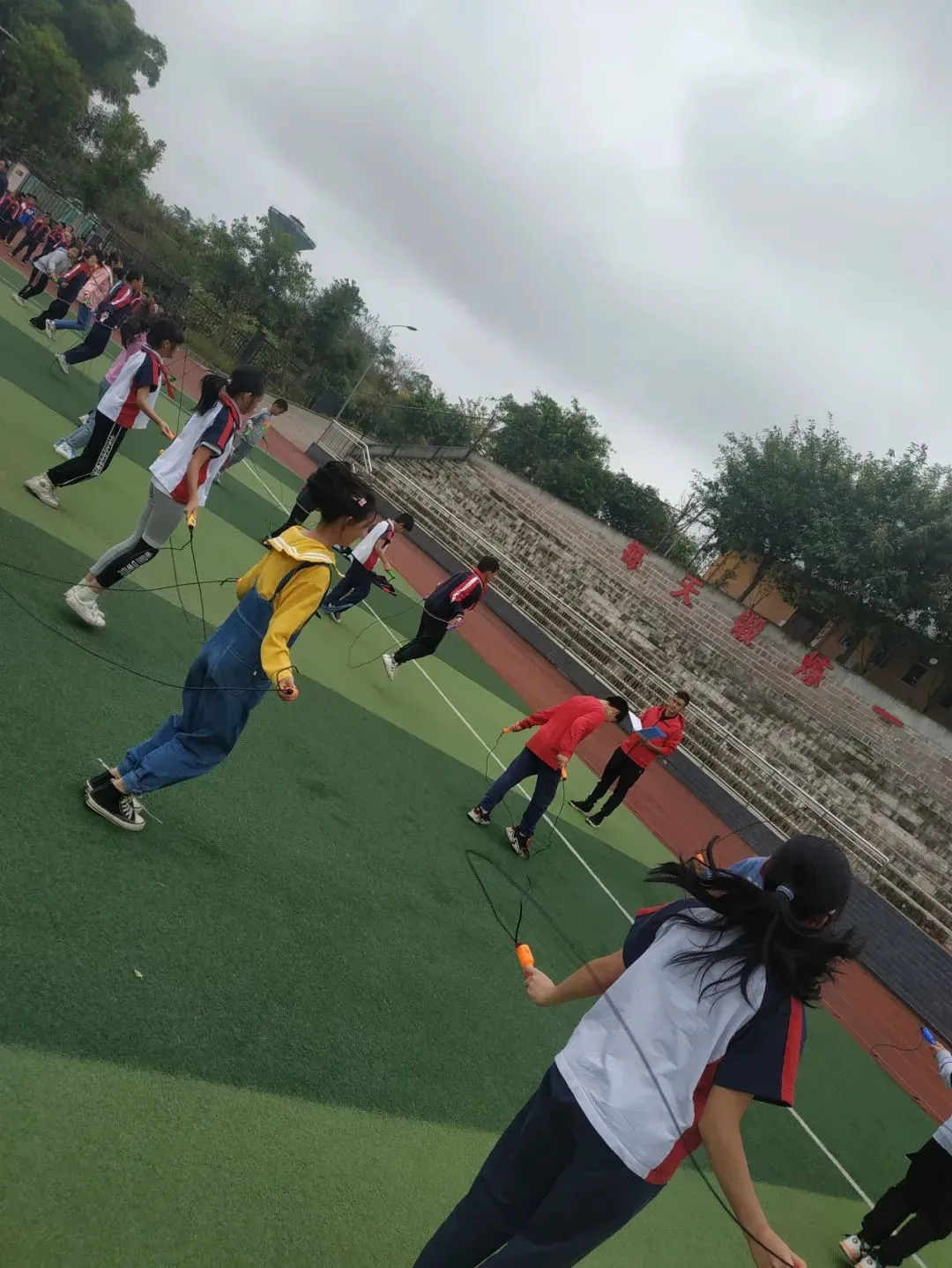 如何通过冥想放松提升篮球比赛中的专注力?_2